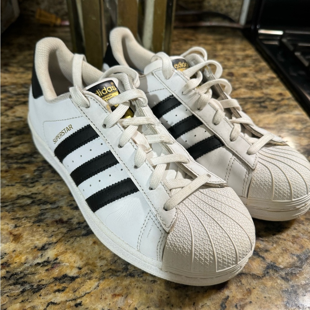 Adidas size 6🖤